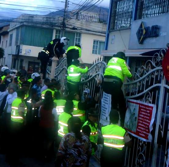 policía asalta